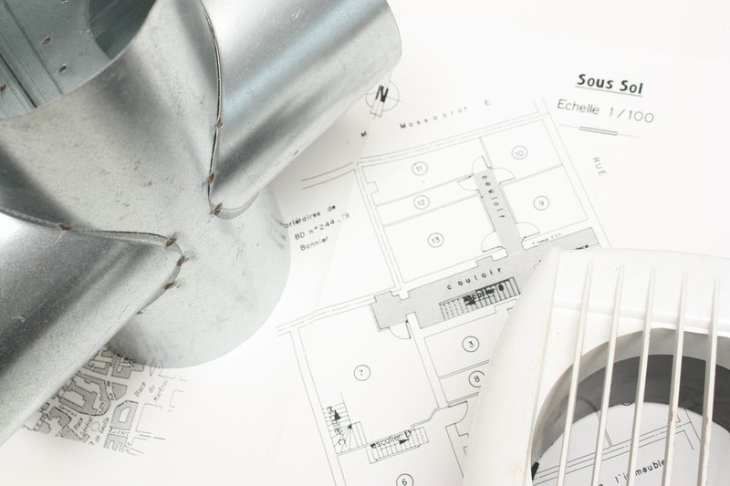 Plans d'installation et gaines de ventilation préparés avant un chantier