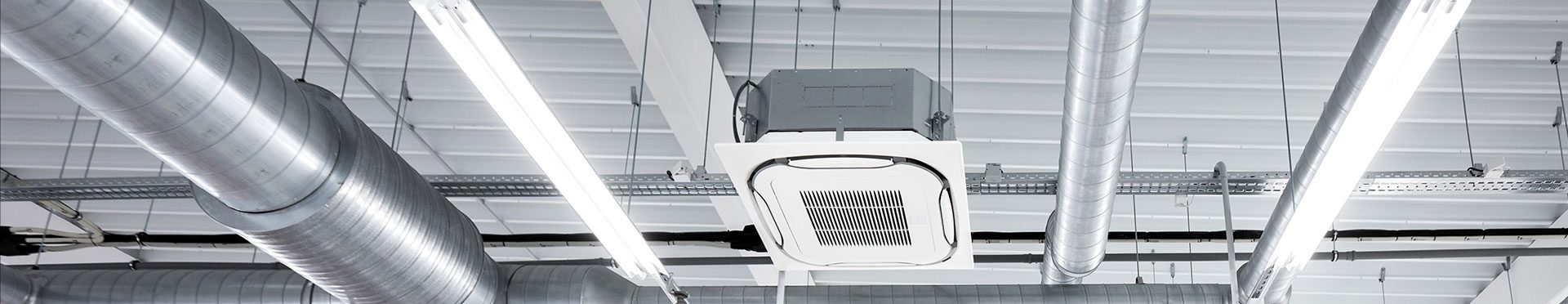 Climatisation gainable installée au plafond d'un local professionnel