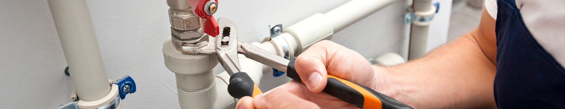 Plombier intervenant sur une canalisation
