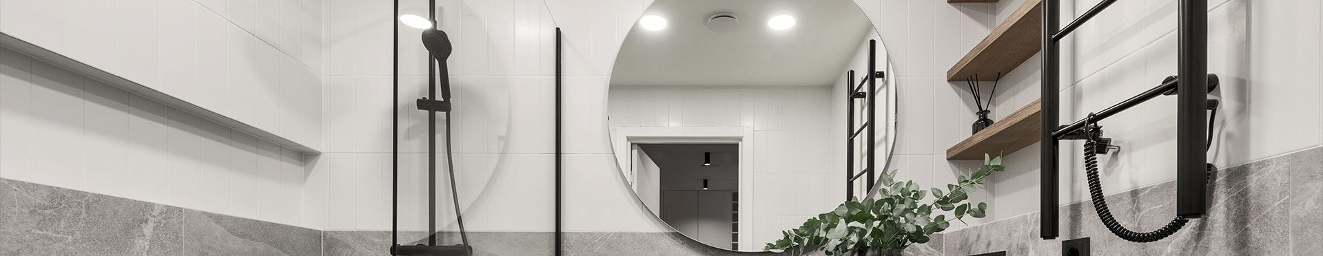 Salle de bains moderne avec douche vitrée