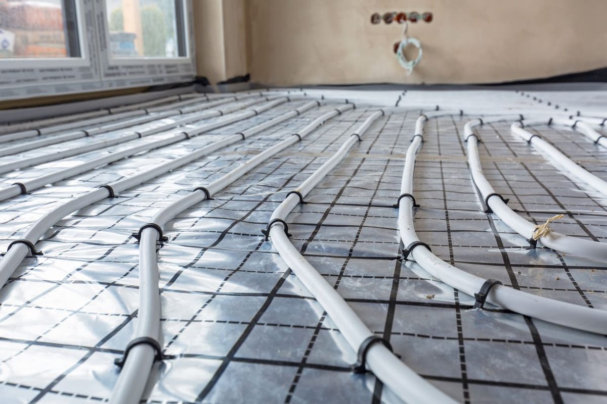 Tubes de plancher chauffant posés avant la chape