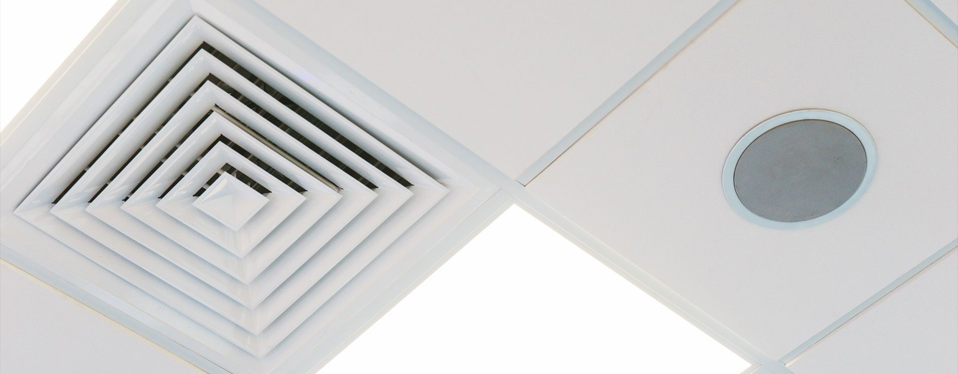 Bouche de ventilation et grille de climatisation encastrées au plafond
