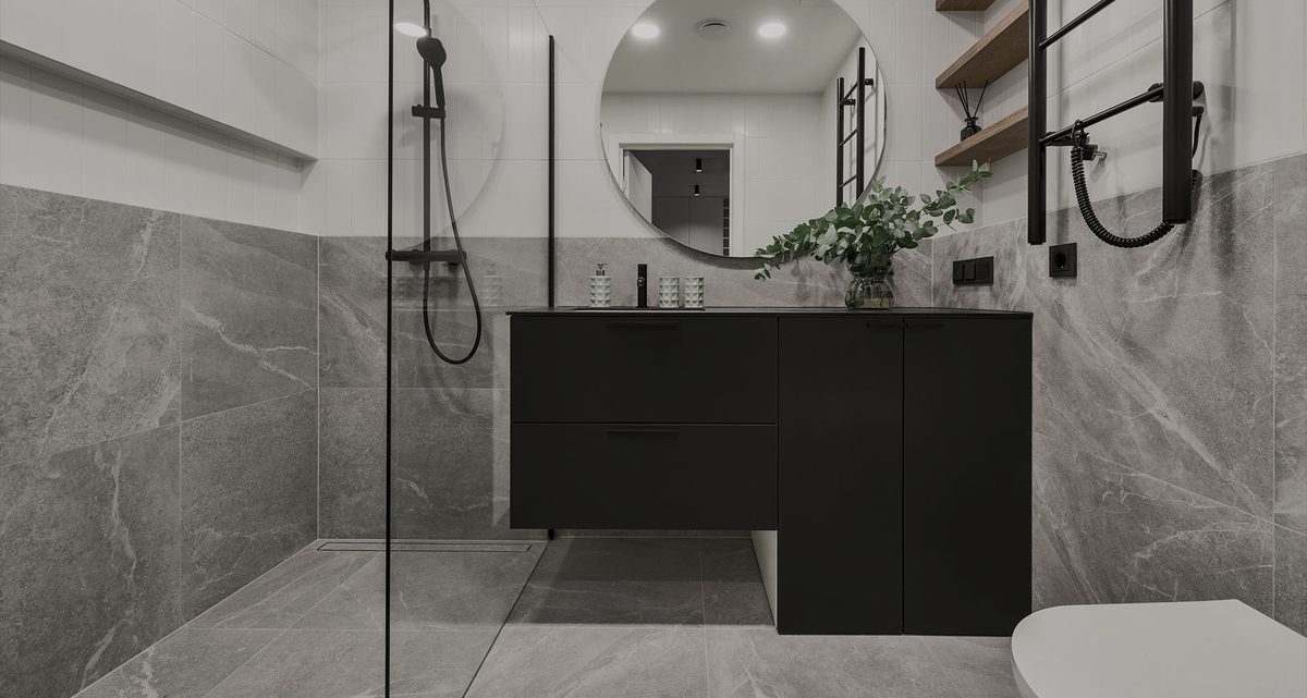 Salle de bains avec douche à l'italienne et meuble vasque noir
